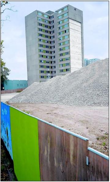 Nur noch die Nummer 7 und 9 stehen: Der Abriss des Betonriegels im Herzen der Pfingstweide ist weit fortgeschritten. FOTO: KUNZ