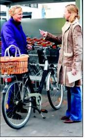 Schw�tzchen vorm Supermarkt: Brigitte Frech (links) im Gespr�ch mit RHEINPFALZ-Mitarbeiterin Nicole He�. FOTO: KUNZ-HARTMANN