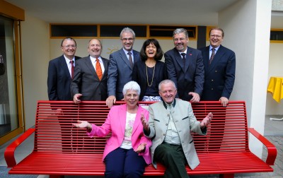 Die symbolische Schl�ssel�bergabe ist in Form einer Sitzbank an die Haus Noah-Bewohner Rita und Ernst Stahl (sitzend) erfolgt. Diese haben der Werksleiter f�r den Verbundstandort Ludwigshafen, Dr. Bernhard Nick, der rheinland-pf�lzische Finanz- und Bauminister Prof. Dr. Ingolf Deubel, Dr. Harald Schwager, Vorstandsmitglied der BASF, Dr. Eva Lohse, Oberb�rgermeisterin Ludwigshafen, Hans-Carsten Hansen, Leiter des Kompetenzzentrums Human Resources bei der BASF, sowie Dr. Matthias Hensel, Gesch�ftsf�hrer LUWOGE, �berreicht (von links).