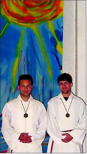 Posieren f�r das Foto noch in ihren Ministrantenroben: Izidor Lorencak und Thomas Heitz. FOTO: Blasczyk